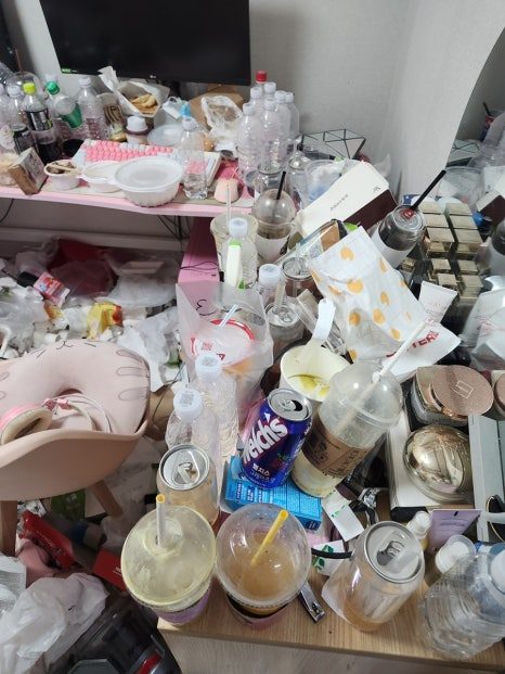 책상과 화장대 위가 일회용 음료컵과 빨대컵, 페트병, 화장품으로 표면이 안 보일 만큼 쌓인 상태
