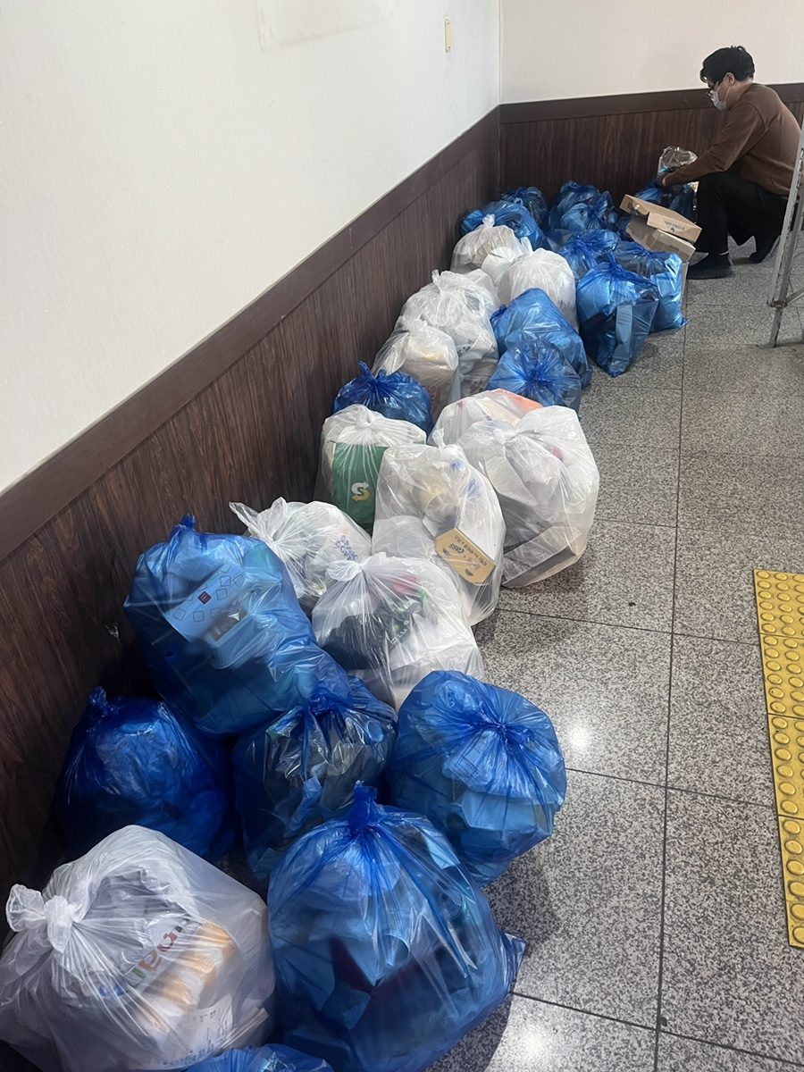 비워낸 쓰레기를 복도에 종량제봉투로 배출한 모습